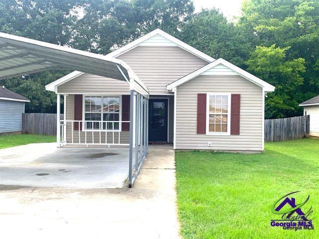 view of front of house with a front lawn