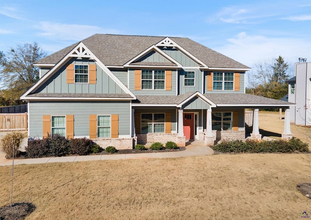 craftsman house featuring covered porch and a front lawn