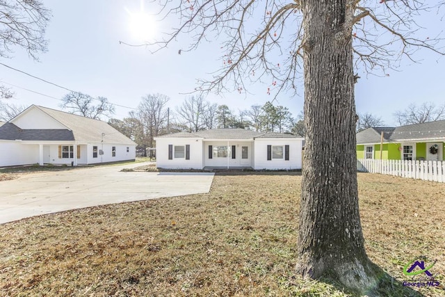 single story home with a front yard