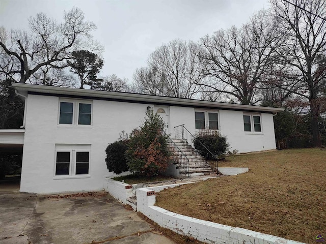 view of front of house featuring a front yard and a carport