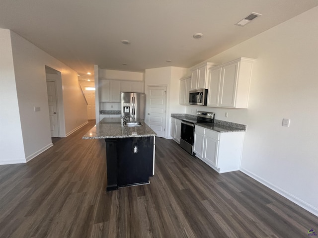 kitchen featuring white cabinets, sink, an island with sink, dark hardwood / wood-style flooring, and stainless steel appliances