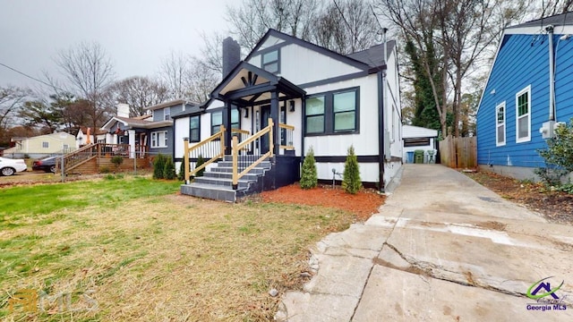 view of front facade with a front yard