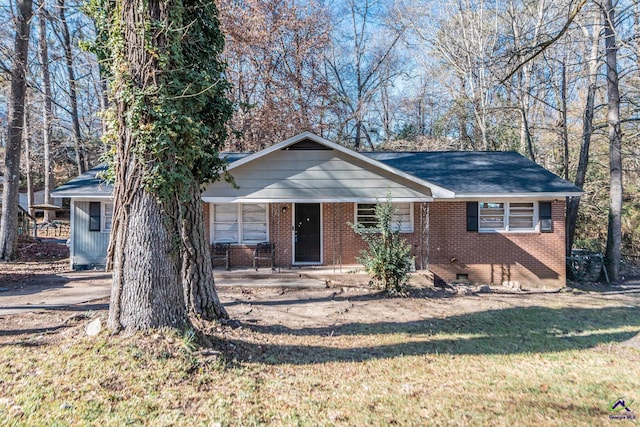 view of front of property with a front yard