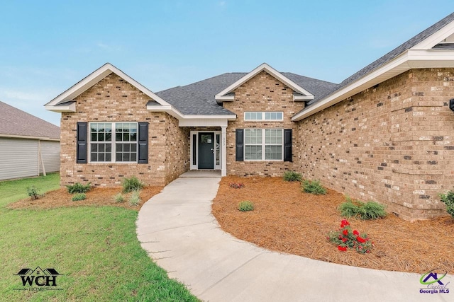 craftsman inspired home featuring a front yard