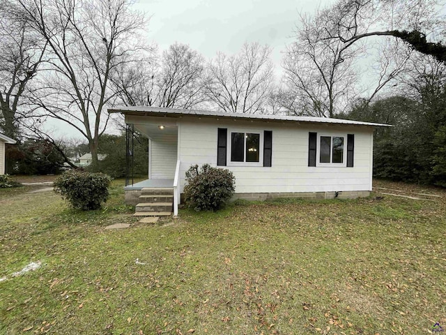 view of front of property with a front yard