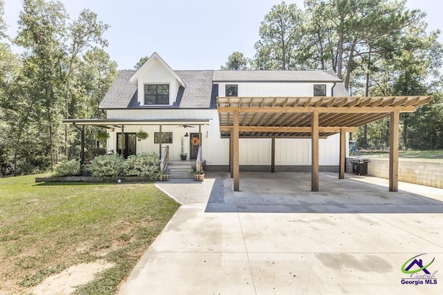 view of front of property featuring a carport, a porch, and a front yard