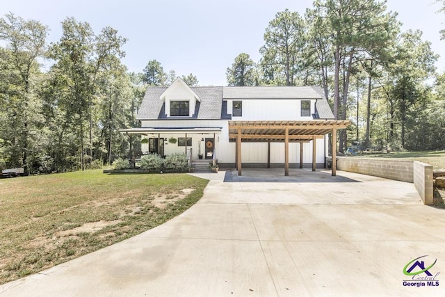 view of front of property featuring a carport, a porch, and a front yard