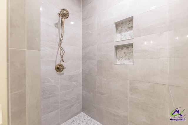 bathroom featuring a tile shower