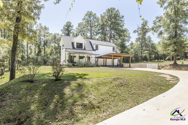 view of front of home featuring a front lawn