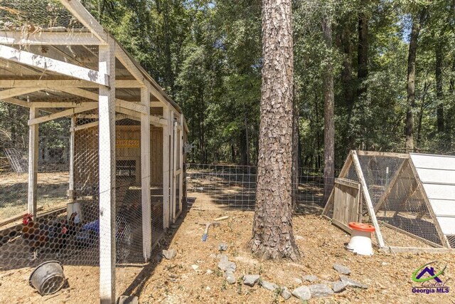 view of yard with an outdoor structure