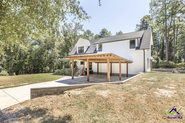 view of front of property with a front lawn