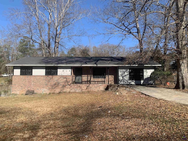 ranch-style home featuring a front lawn