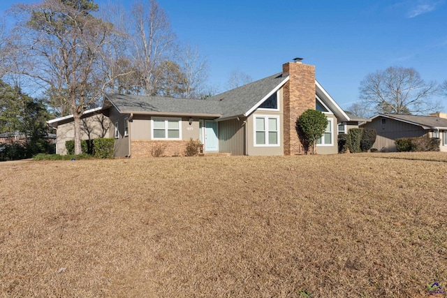 view of front of home with a front yard