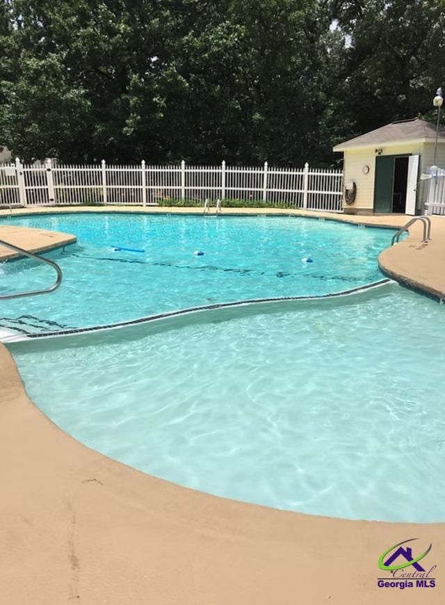 view of swimming pool