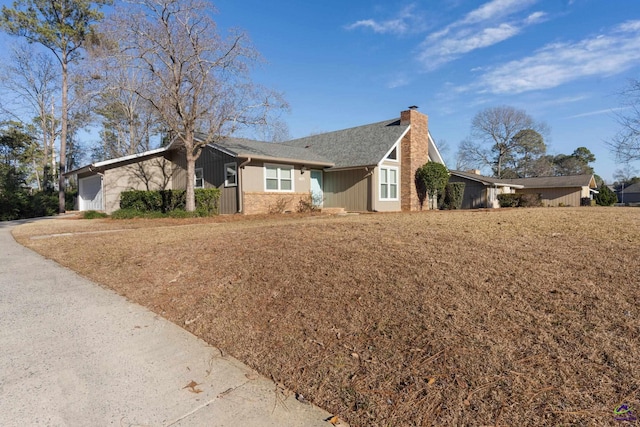 view of front of home featuring a front yard