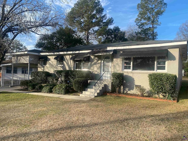 single story home featuring a front lawn