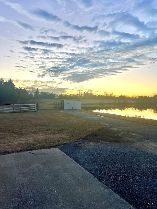 view of yard at dusk