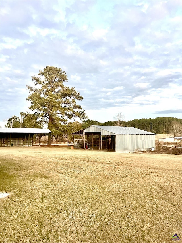 view of yard with an outbuilding