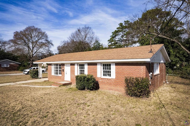 view of front of property featuring a front lawn