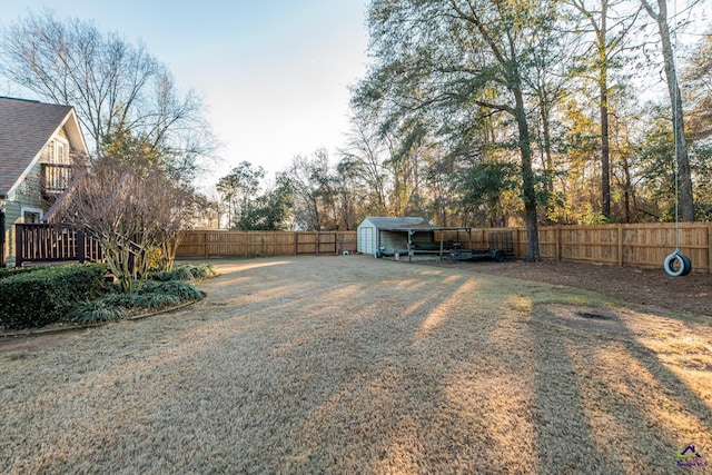 view of yard featuring a storage unit