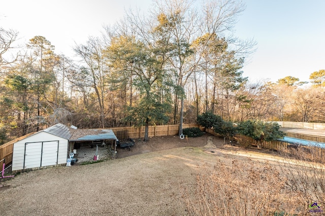 view of yard featuring a shed