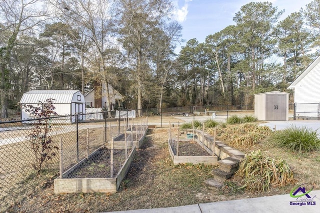 view of yard featuring a storage unit