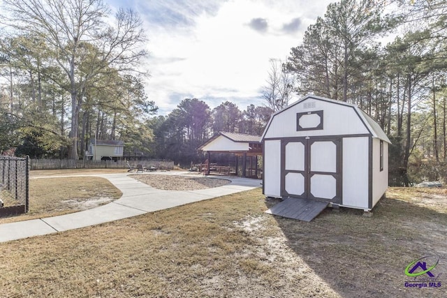 view of yard featuring a storage shed