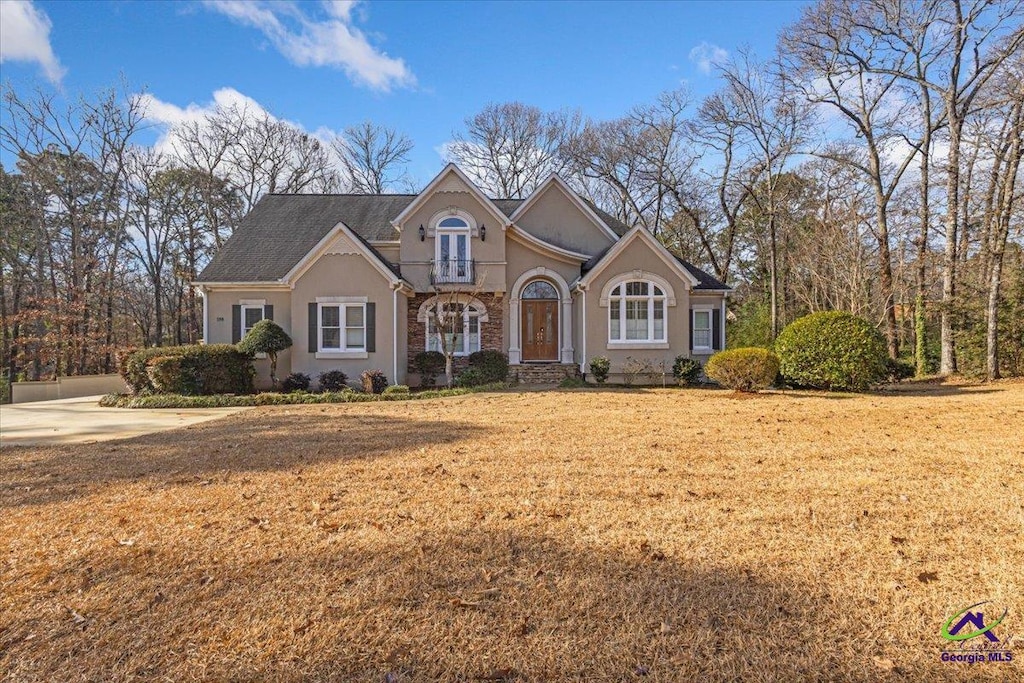 view of front property featuring a front lawn