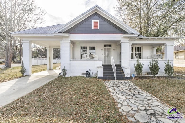 view of front of property featuring a porch