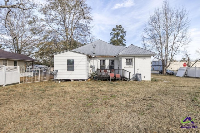 back of house featuring a yard