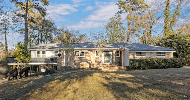 view of front of property featuring a front yard