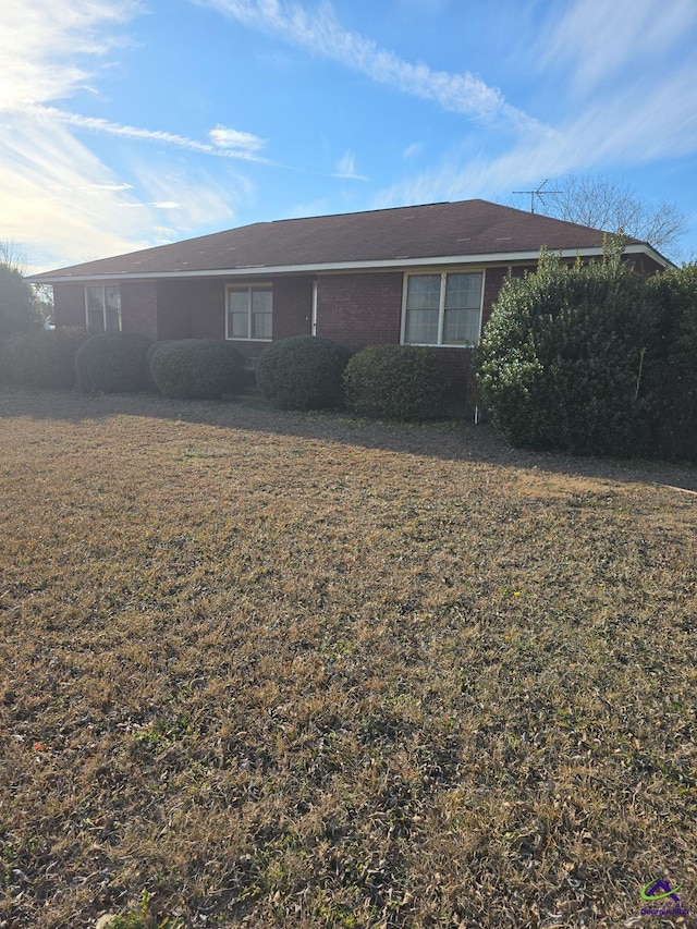 view of front of house with a front lawn