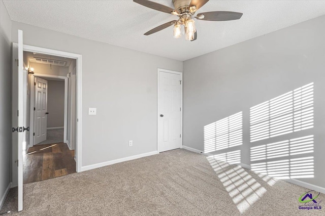 unfurnished room featuring ceiling fan, a textured ceiling, and carpet flooring