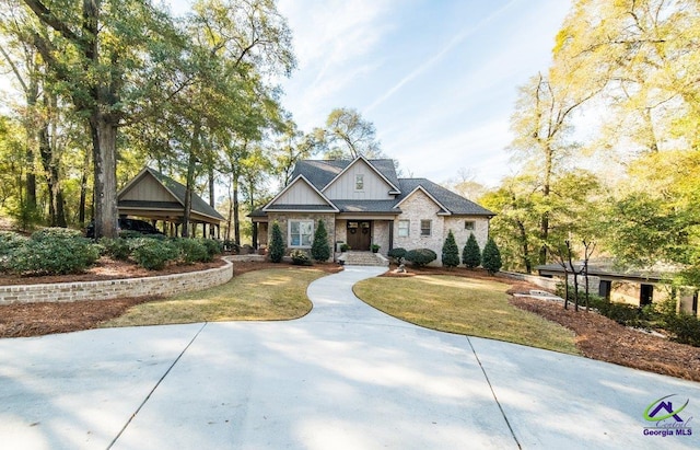 view of front of property featuring a front yard