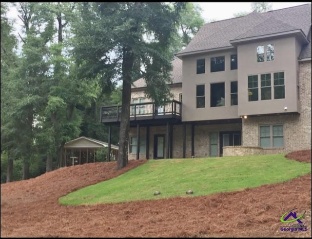 back of house featuring a lawn