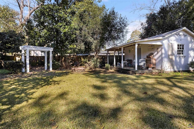 view of yard featuring an outdoor structure