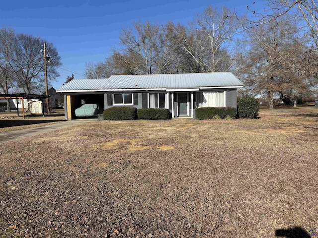 single story home with a carport