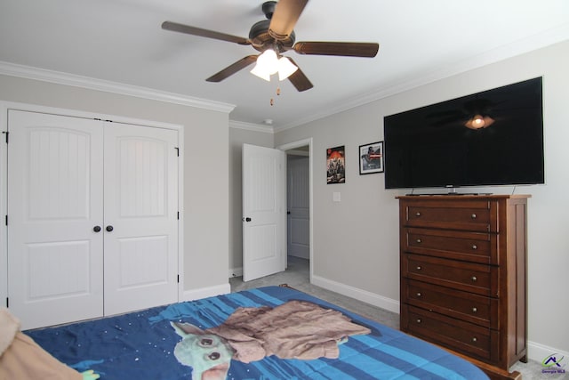 carpeted bedroom featuring ceiling fan, a closet, and ornamental molding