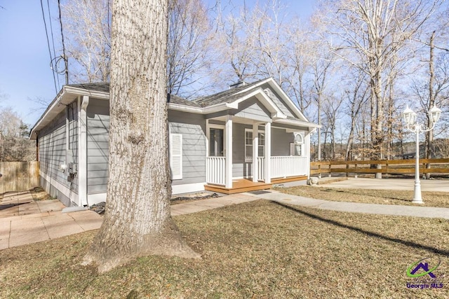 view of front of house with covered porch and a front yard