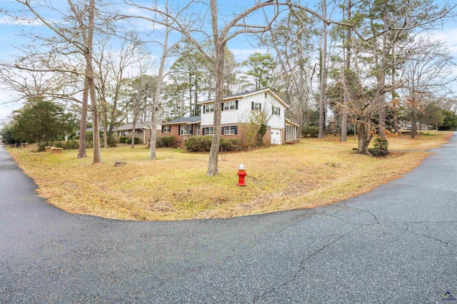 view of front of property featuring a front lawn