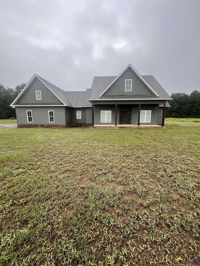 view of front facade with a front yard