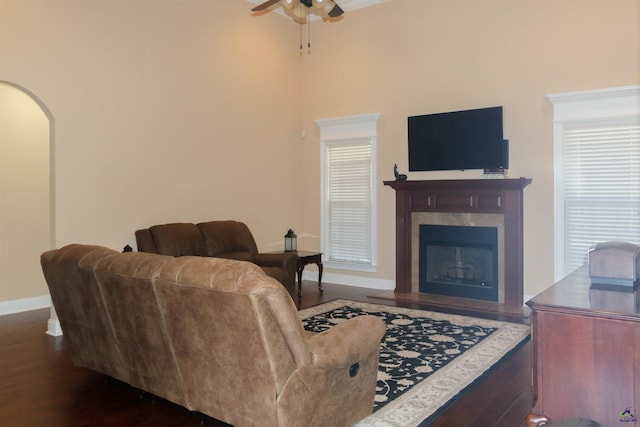 living room with dark wood-type flooring and ceiling fan