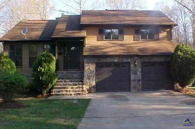 view of front of house featuring a garage