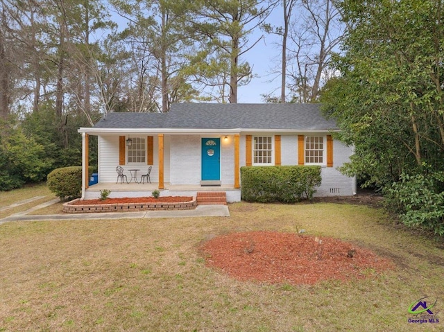 ranch-style house featuring a front lawn and a porch