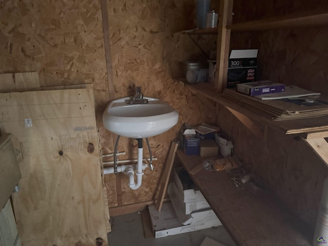 bathroom featuring sink