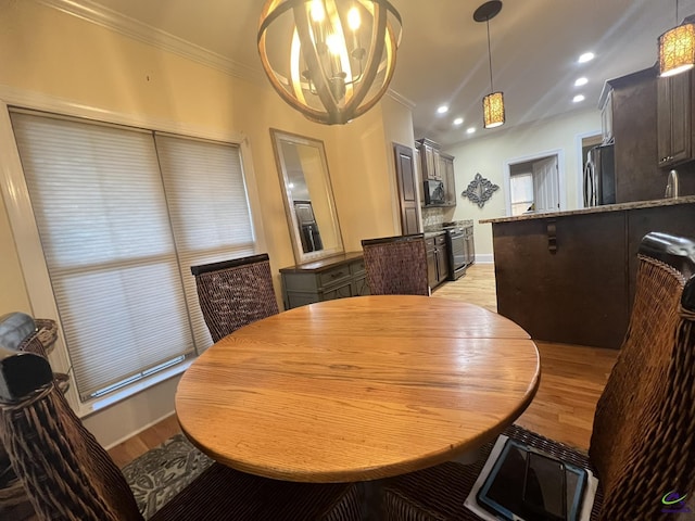 dining area featuring baseboards, recessed lighting, light wood-type flooring, and crown molding