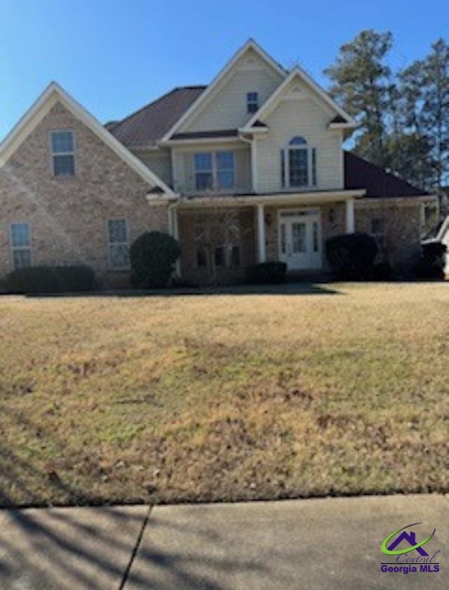 view of front facade featuring a front yard