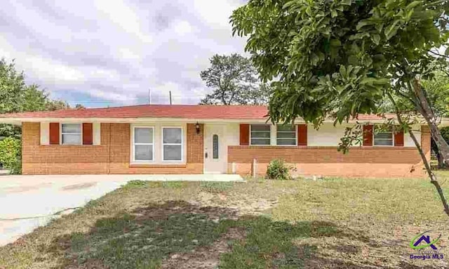 ranch-style house featuring a front lawn