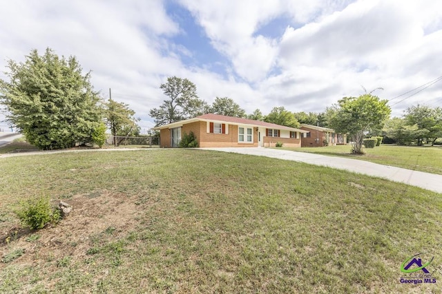 single story home with a front lawn