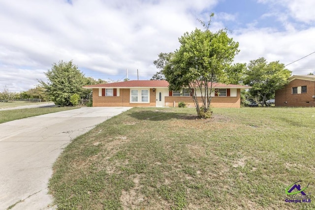 single story home with a front lawn